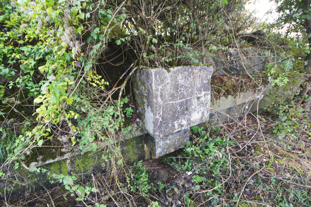 Ligne Maginot - PC de St Walfroy (IV / 155e RIF) - L'arrière du bâtiment dégagé de l'empierrement devant le protéger laisse apparaître la cunette et le regard permettant de recueillir les eaux de pluie tombant sur la dalle.