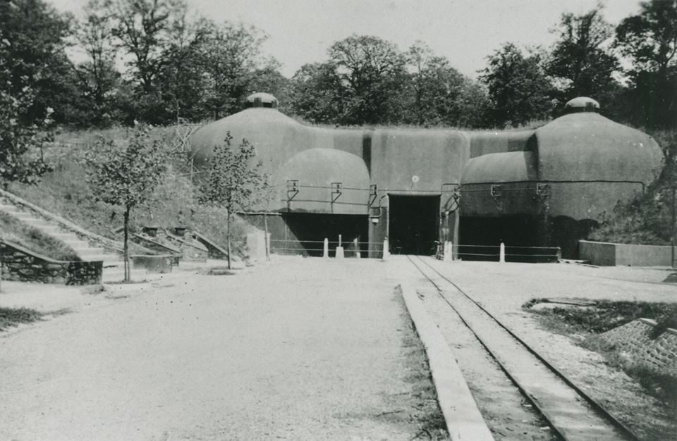 Ligne Maginot - Ouvrage d'artillerie du KOBENBUSCH - Entrée munitions
L'entrée munitions avec le réseau de voie de 60 la desservant