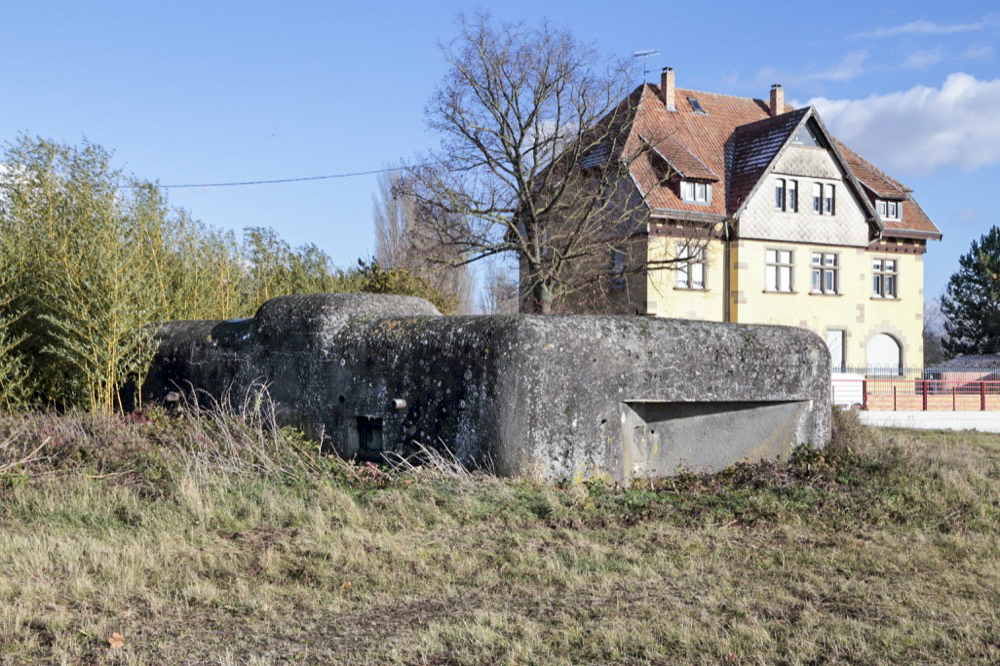 Ligne Maginot - ALGOLSHEIM - ABBATUCCI - (Blockhaus pour arme infanterie) - Coté sud avec créneau FM et ouest avec l'excroissance qui pourrait servir d'observatoire
