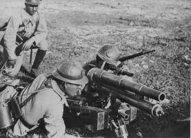 Ligne Maginot - Canon de 37 mle 1916 TR - Le canon et ses servants. 
Le tireur est à la  gauche de la pièce, le chargeur à la droite.
Le chef de pièce est en arrière