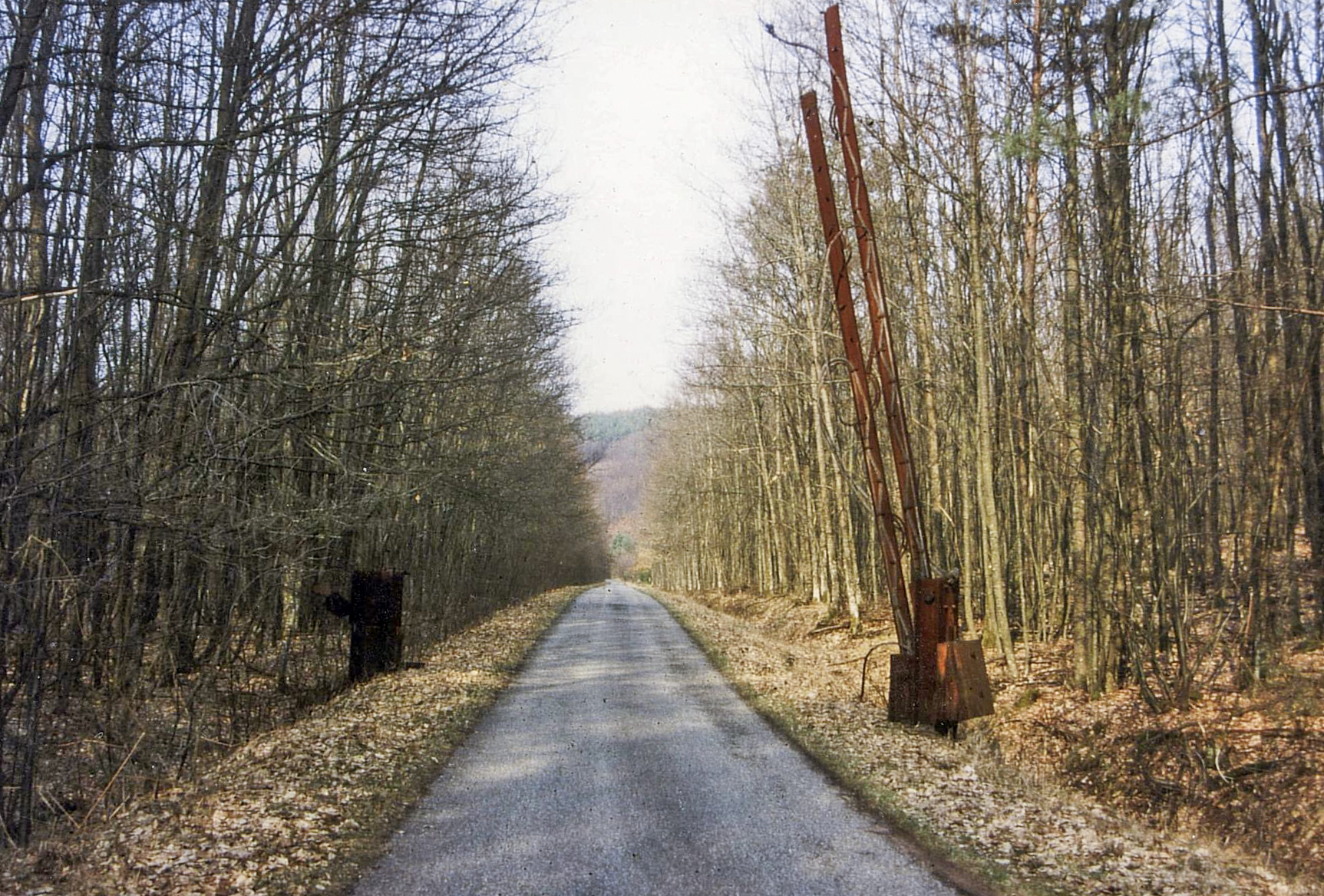 Ligne Maginot - 227 - (Barrage de Route) - La barrière en place.
Photo prise dans les années 80