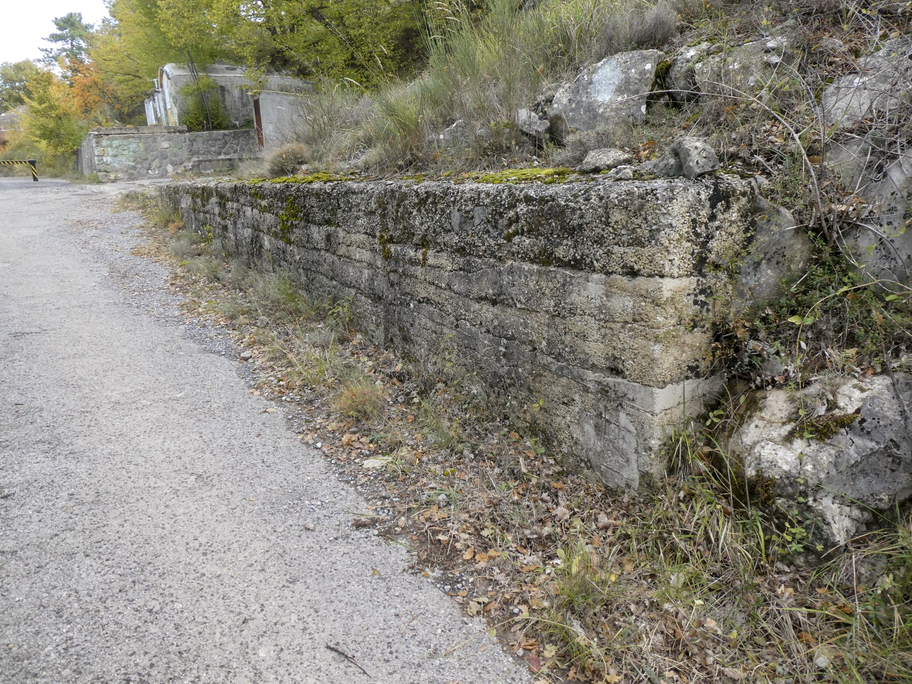 Ligne Maginot - AGAISEN 19 - (Barrage de Route) - Au début du mur le marquage signalant le barrage de route