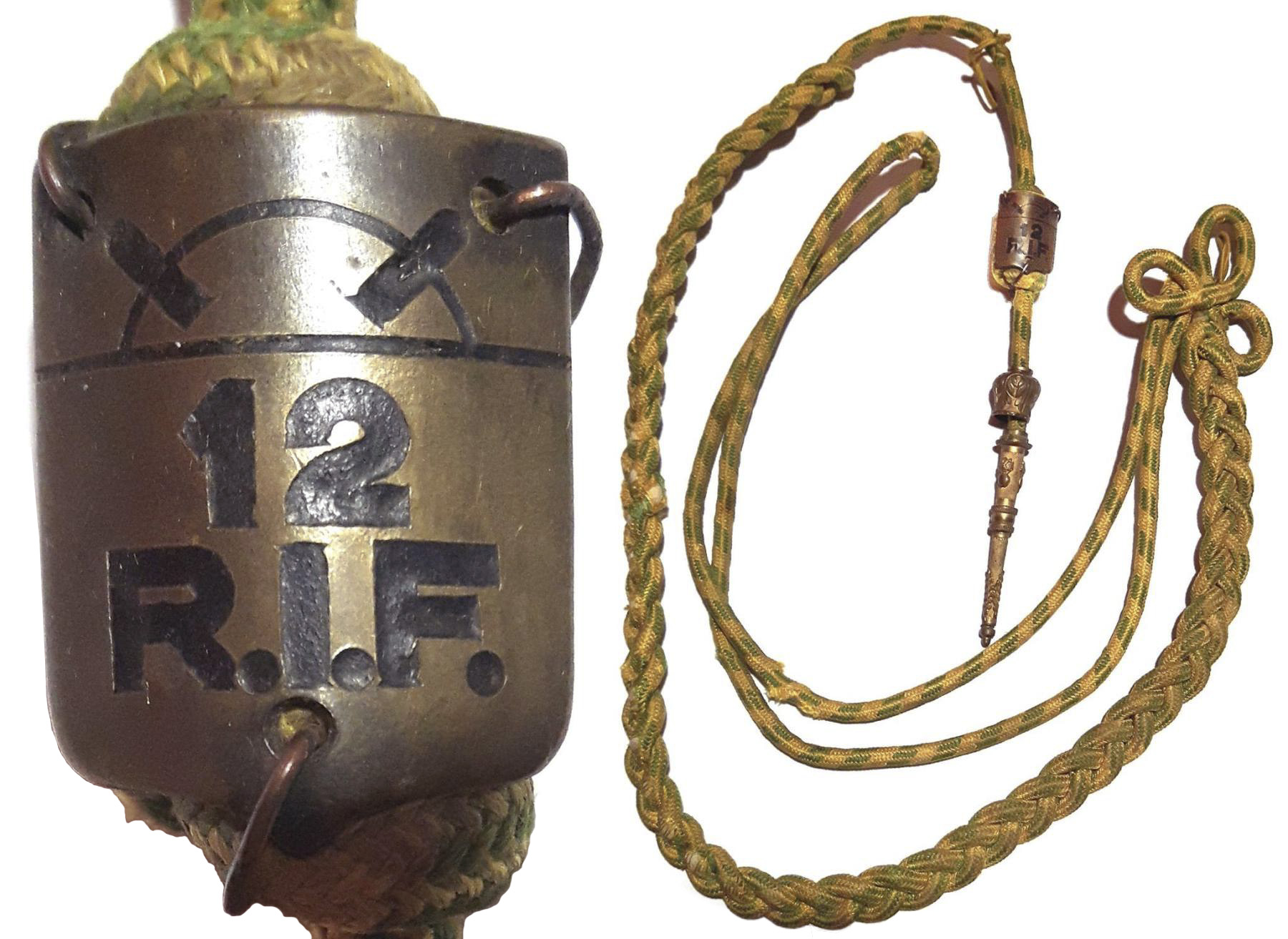 Ligne Maginot - 12° Régiment d'Infanterie de Forteresse (12° RIF) - Insigne fabrication artisanale du 12e RIF porté sur la fourragère.