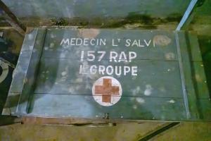 Ligne Maginot - 157° Régiment d'Artillerie de Position (157° RAP) - Caisse au nom du Médecin Lieutenant du 1° Groupe exposée dans la galerie de l'Agaisen