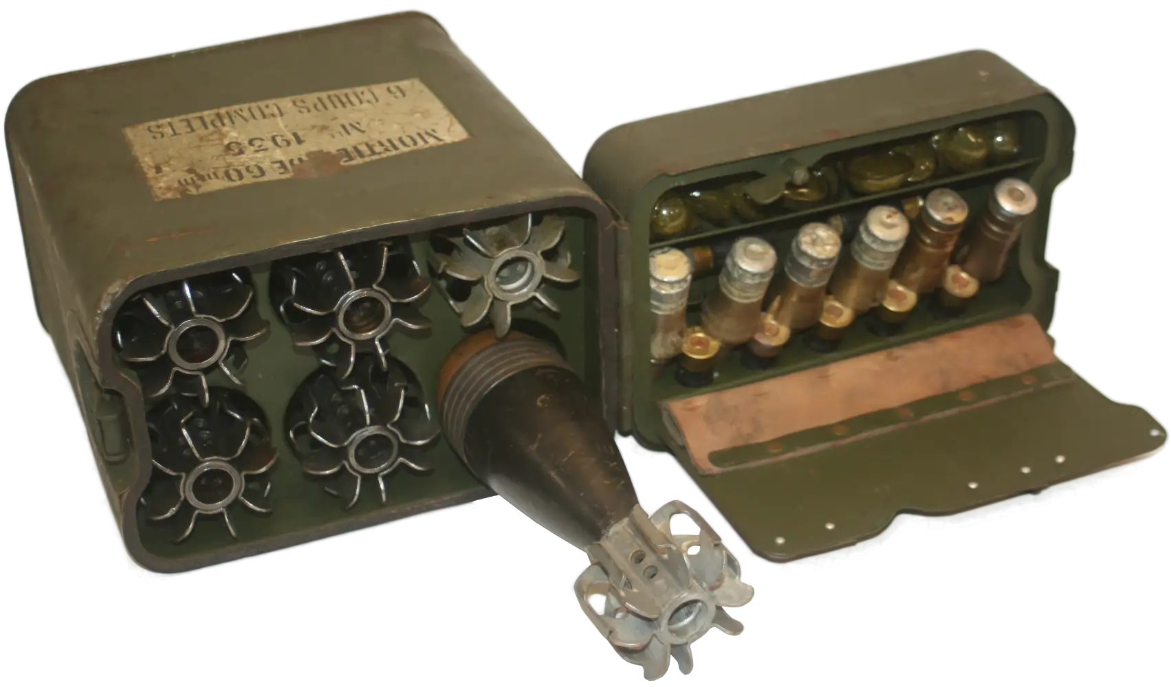 Ligne Maginot - Munition pour mortier de 60 mm FA mle 1935 (60 FA 35) - Exemple d’agencement d’une caisse tactique de 6 coups complets - On distingue les relais, fusées, et cartouches (dont une supplémentaire) parfaitement positionnés dans le couvercle.