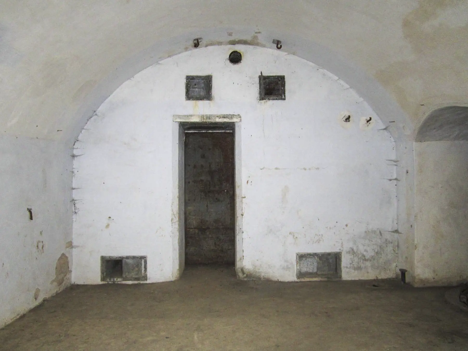 Ligne Maginot - I11 - (Abri) - Les murs des salles sont recouverts par un crépis qui à été en partie mise en peinture