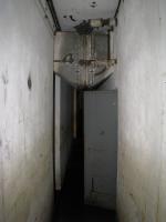Ligne Maginot - Abri du Gros Bois - X1 - L'aérotherme
Cet équipement est un échangeur de chaleur placé sur la gaine d'arrivée d'air de l'abri et alimenté en vapeur basse pression par la chaudière au charbon installée dans la cuisine. Il est destiné au réchauffement de lair renouvelé dans l'abri