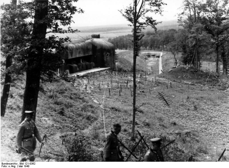 Ligne Maginot - HACKENBERG - A19 (Ouvrage d'artillerie) - Vue du fossé antichar en 1940 avec le bloc 24 au premier plan et le bloc 25 au fond.