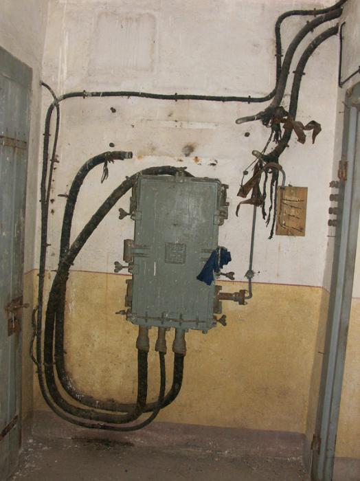 Ligne Maginot - BILMETTE - X26 - (Abri) - Répartiteur téléphonique
L'importance du répartiteur est lié au fait que l'abri est inséré sur l'une des nappes raccordant l'ouvrage voisin du Michelsberg au réseau téléphonique souterrain