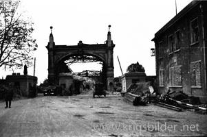 Ligne Maginot - Blockhaus du Pont du Rhin Centre - Vue des trois blockhaus interdisant le pont du Rhin. Cette photo a été prise en 1940 lors de leur destruction par les Allemands