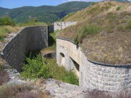 Ligne Maginot - BARBONNET - Fort SUCHET - Caponniére sud et fossé vus depuis le haut du mur de contrescarpe