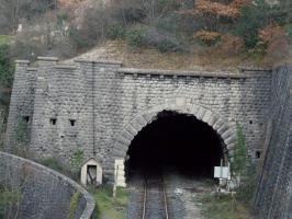Ligne Maginot - Tunnel de Braus - Entrée Sud - Ligne Nice - Coni - Entre l\'Escarène et Sospel - Tunnel du Col-de-Braus (5939 m) Côté Touët-de-l\'Escarène avec meurtrières de tir et poste de garde
