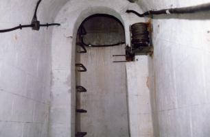 Ligne Maginot - MONT GROS de ROQUEBRUNE (Observatoire d'artillerie) - Accès au puits de la cloche VDP, à droite le treuil du périscope