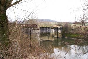 Ligne Maginot - Gros plan sur le barrage - Bien visible les rainures pour les poutrelles de bois