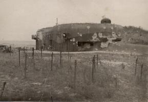 Ligne Maginot - BINING - (Casemate d'infanterie) - Casemate de Bining en 1940 peu de temps après la redition. Le drapeau blanc flotte sur la cloche GFM