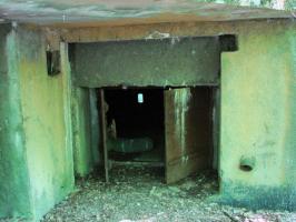 Ligne Maginot - BB43 - (Casemate d'infanterie) - L'accès de la pièce antichar. 
Cet accès était obturé par une porte  étanche et un rideau de rails de chemin de fer empilés glissés dans les rainures visibles sur cette photo