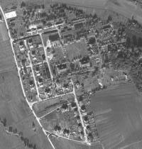 Ligne Maginot - ELZANGE - (Camp de sureté) - Vue aérienne du camp
Prise de vue datant de 1966.
On aperçoit sur la photo que les batiments tombent en ruines. Les toitures se sont effondrées.