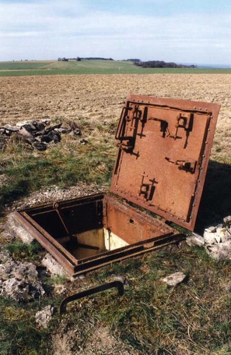 Ligne Maginot - 11A (Chambre de coupure - Avec central) - Vue de la trappe d'accés, noter les verrous sur la trappe. Cette disposition est inhabituelle