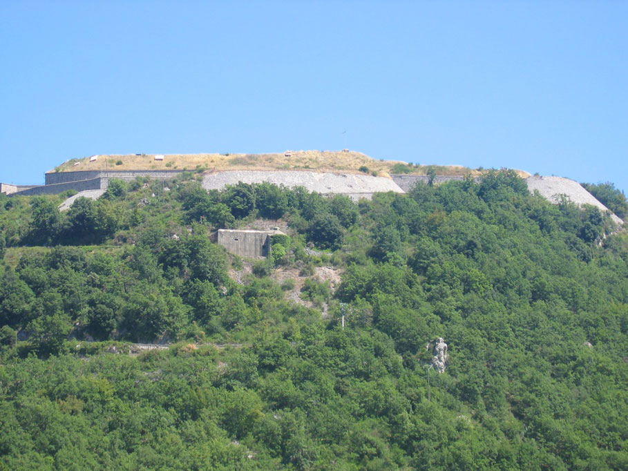 Ligne Maginot - BARBONNET - FORT SUCHET - (Ouvrage d'artillerie) - Vue d\'ensemble du fort Suchet avec au premier plan l\'ouvrage maginot du Barbonnet construit en contrebas du fort Suchet