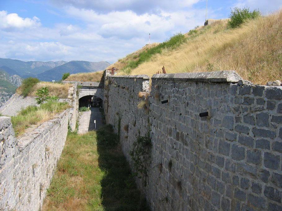Ligne Maginot - BARBONNET - FORT SUCHET - (Ouvrage d'artillerie) - Fossé de gorge - Au fond du fossé l\'entrée du fort bien défilée des vues