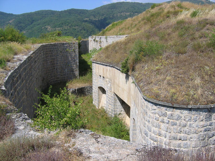 Ligne Maginot - BARBONNET - FORT SUCHET - (Ouvrage d'artillerie) - Caponniére sud et fossé vus depuis le haut du mur de contrescarpe