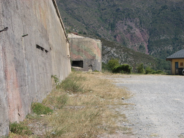 Ligne Maginot - Ouvrage d'artillerie de RIMPLAS - Mur d'escarpe coté Nord
Le bloc visible à l'extrémité du mur est le bloc 5.
Le créneau FM est destiné au flanquement du mur d'escarpe