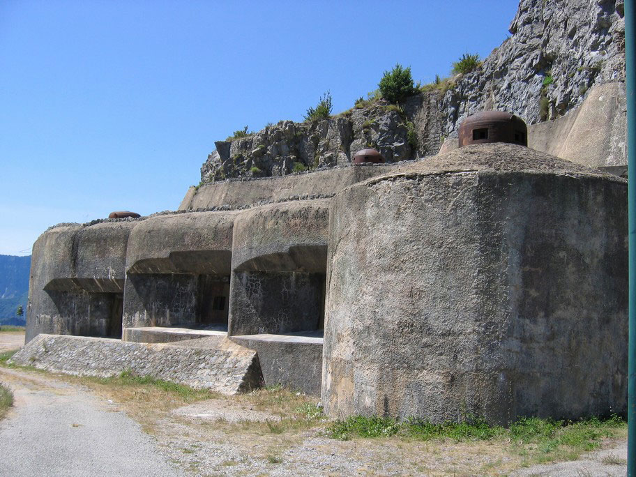 Ligne Maginot - Ouvrage d'artillerie de RIMPLAS - Bloc 5
La cloche visible en partie supérieure est une cloche factice. La cloche de droite est une cloche GFM, celle de gauche la cloche observatoire VDP