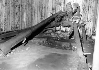 Ligne Maginot - 113 - OLTINGUE - (Casemate d'artillerie) - Photo à priori prise après le départ de allemands, la pièce ayant été sabotée.