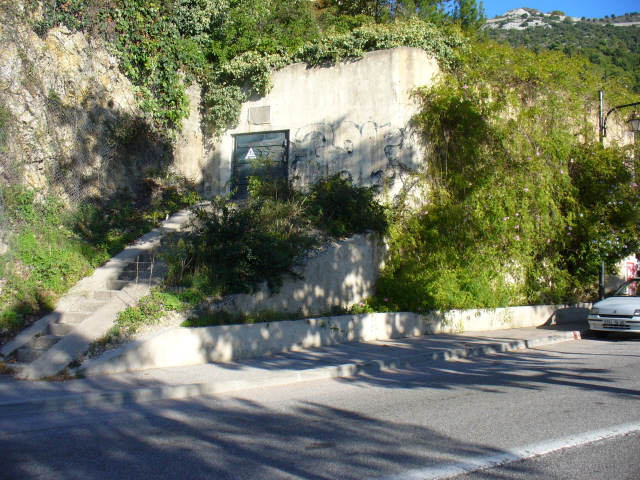 Ligne Maginot - E3 - EZE MOYENNE CORNICHE (Casemate d'infanterie) - Entrée avec porte large et plans inclinés de chaque côté de l'escalier pour le passage d'un canon antichar