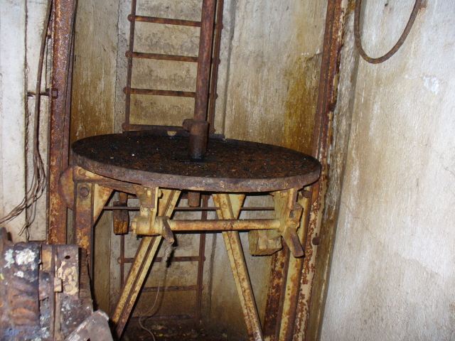 Ligne Maginot - Observatoire du PIC de GARUCHE - Le plancher mobile de la cloche VP