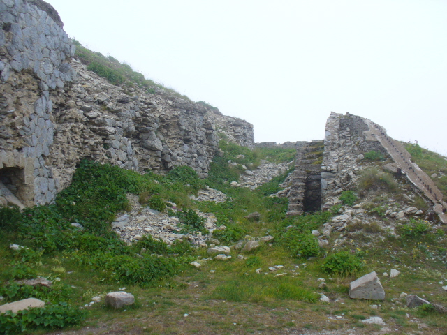 Ligne Maginot - Fort de la FORCA - Sur la gauche l'ouvrage, au centre le fossé et sur la droite, la contre-escarpe puis les restes de la grille de défense (ferraillée dans les années 50) .Le terrain porte les stigmates des combats d'Avril 1945