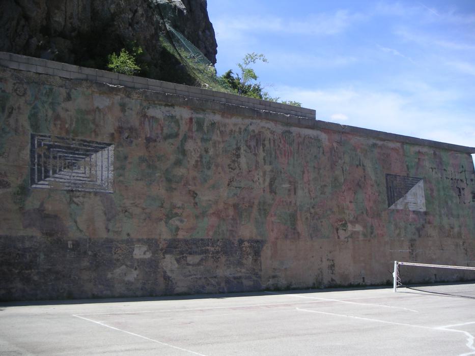 Ligne Maginot - Ouvrage d'artillerie de RIMPLAS - Façade entre les blocs 4 et 5
La façade avec ses faux créneaux et son camouflage d'origine (photo de 2005)
