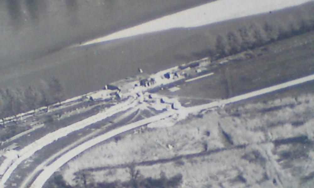 Ligne Maginot - CHAMP DE COURSES - (Casemate d'infanterie - double) - Photo aérienne
On distingue le boyau d'accès à la casemate