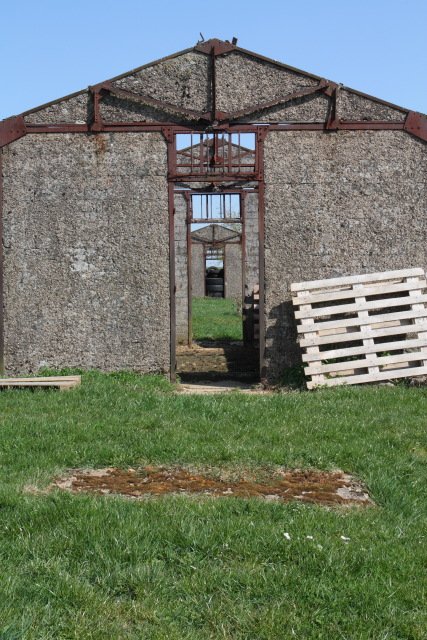 Ligne Maginot - Dépot de munitions de Morfontaine - Tous les bâtiments présentent une plaque de béton au sol, vestiges probables d'un système d'assainissement.