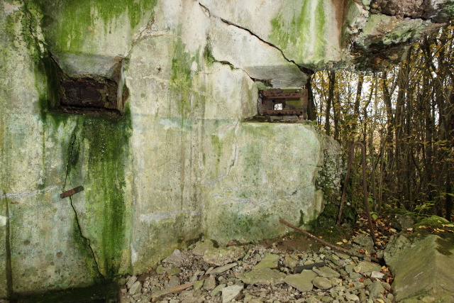 Ligne Maginot - FRECHING NORD (POSTE AVANCé GRM) - (Poste GRM - Maison Forte) - Le blockhaus de défense, totalement ruiné. Celui situé sur la façade opposée est dans le même état.