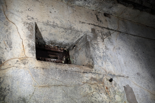 Ligne Maginot - FRECHING NORD (POSTE AVANCé GRM) - (Poste GRM - Maison Forte) - Ce créneau est situé à environ 2.5 mètres du sol, dans le local sanitaires. Le dispositif permettant d'y accéder à disparu.