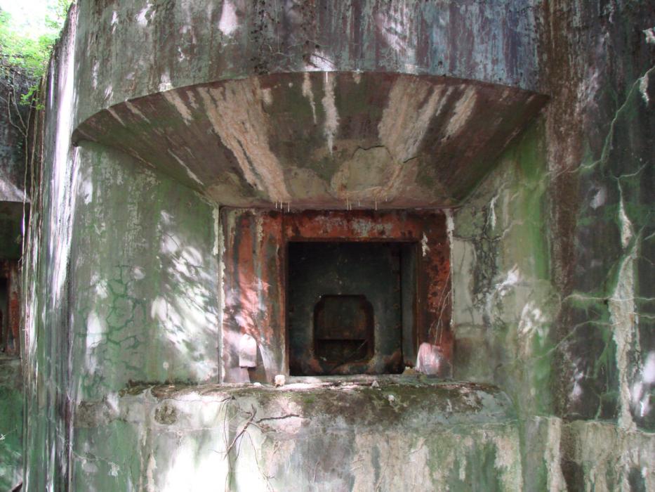 Ligne Maginot - BILLIG - A18 - (Ouvrage d'artillerie) - Bloc 5
Un des deux créneaux pour canon de 75-32.