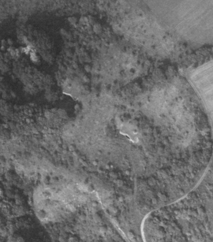 Ligne Maginot - HUMMERSBERG - X20 - (Abri) - Vue aérienne de l'abri
Prise de vue datant de 1966.
On distingue bien le puits d'entrée Nord (à droite) et le puits d'entrée Sud (à gauche).