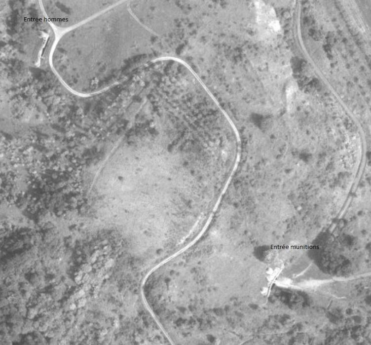 Ligne Maginot - HACKENBERG - A19 (Ouvrage d'artillerie) - Vue aérienne datant de 1966.
On aperçoit l'entrée hommes et l'entrée munitions.