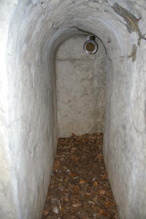 Ligne Maginot - Grunhütte 4 - Couloir reliant les deux entrées et la chambre de tir. La cheminée d'extraction est bien visible.