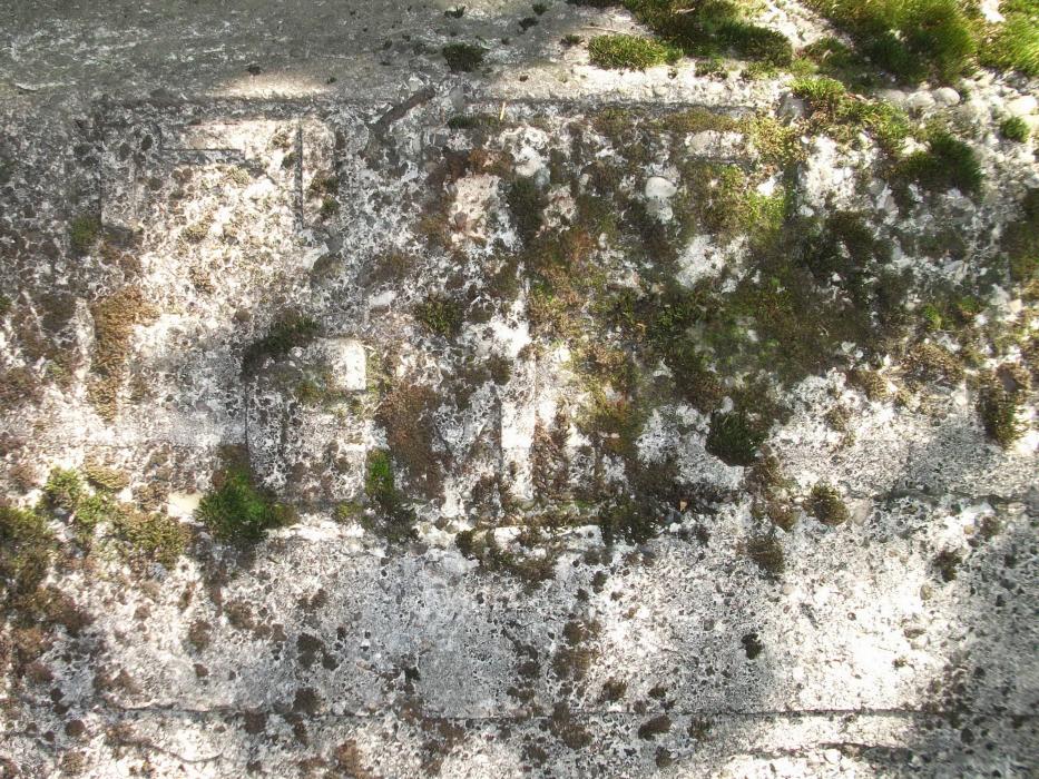 Ligne Maginot - Inscription - Sur le coté Sud, se trouve une inscription en relief. Malheureusement elle est en mauvais état. Elle était composée de deux lignes, mais il n'y a plus que les lettres CM sur le ligne du bas qui sont lisible. 