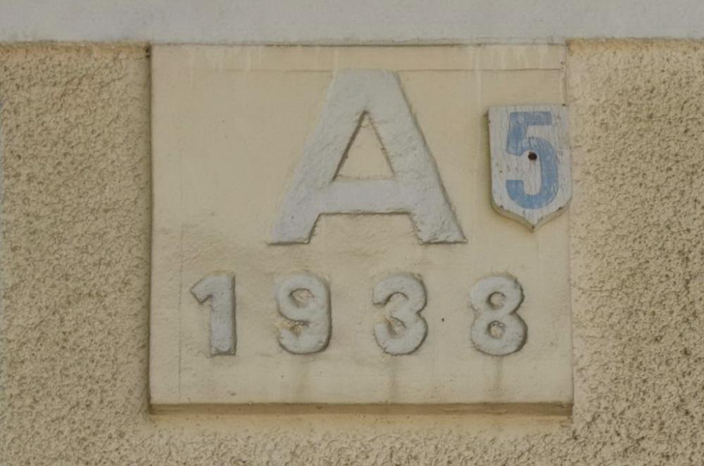 Ligne Maginot - Casernement de Willerhof - Cartouche du bâtiment 'A  - 1938' Le petit 5 dans une forme de blason pourrait être en bois peint et rajouté par le propriétaire  actuel