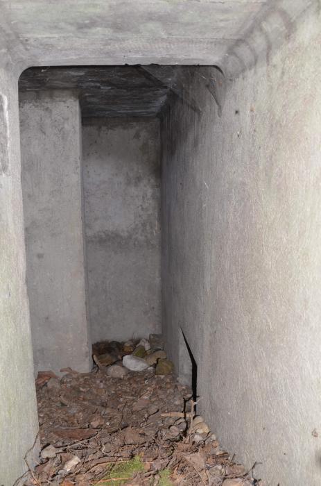 Ligne Maginot - HABERHAEUSER 2 - (Blockhaus pour arme infanterie) - Couloir d'entrée, l'entrée ne comporte pas de porte. Sur la droite une niche à munition, et au fond un renfoncement. A gauche, l'acces à la chambre de tir.