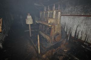 Ligne Maginot - BILLIG - A18 - (Ouvrage d'artillerie) - L'usine électrique
Les dessous de l'ouvrage étaient envahis par la fumée suite à un incendie provoqué par des ferrailleurs (juillet 2012)