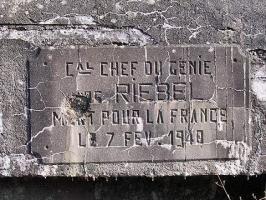 Ligne Maginot - La plaque commémorative - La plaque commémorative apposée suite au décès du Cal Chef RIEBEL