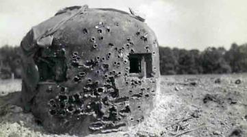 Ligne Maginot - Blockhaus de la CLAIRIERE - La cloche GFM
Les traces des tirs des 20mm Flak et 37mm Pak