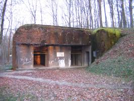 Ligne Maginot - 110 - BETTLACH - (Casemate d'artillerie) - Les deux entrées pour les piéces, normalement obturées par des poutrelles acier empilées et l'entrée pour le personnel sur la droiote
