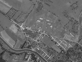 Ligne Maginot - MOUZON - casernement - Vue aérienne 1950
La cité cadre au centre du cliché, le camp de Mouzon à droite avec  le  stand de tir au dessus sont nettement visibles sur cette photo.