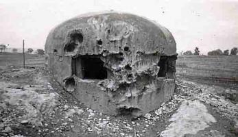 Ligne Maginot - Casemate d'OBERROEDERN Nord - La cloche GFM nord-ouest labourée par les tirs allemands