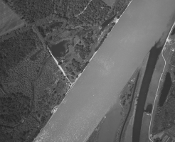 Ligne Maginot - Vue aérienne de 1951 - Les deux casemates de la Kinzig Nord et Sud sont nettement visibles sur cette photo aérienne de 1951.
Elles couvrent l'embouchure de la Kinzig